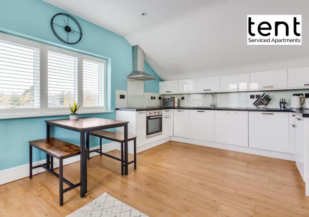 Stylish 1 Bed Apt , Central , Pkg, Perfect For Long Stays Egham Exteriör bild