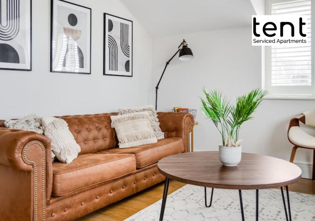 Stylish 1 Bed Apt , Central , Pkg, Perfect For Long Stays Egham Exteriör bild